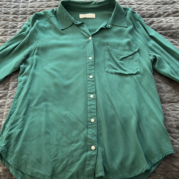 Green shirt, can be dressed up & down! - Picture 2 of 3